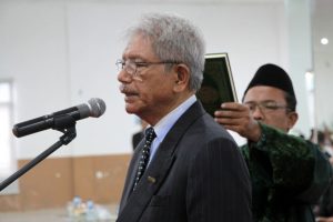 Prof. Dr Nasruddin Harahap, M Pd saat dilantik menjadi Rektor Universitas Riau Kepulauan (Unrika) Batam periode 2016-2020. Foto: Iman Wachyudi/ batampos.co.id