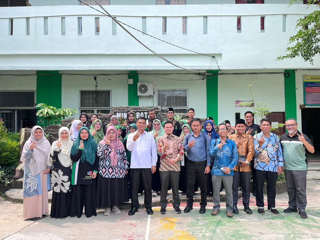 Rektor & Tim Pakar UNRIKA bersama UNIKL Gelar Supervisi Internasional di MIN 2 BATAM whatsapp image 2026 10 13 at 20.10.23 (1)